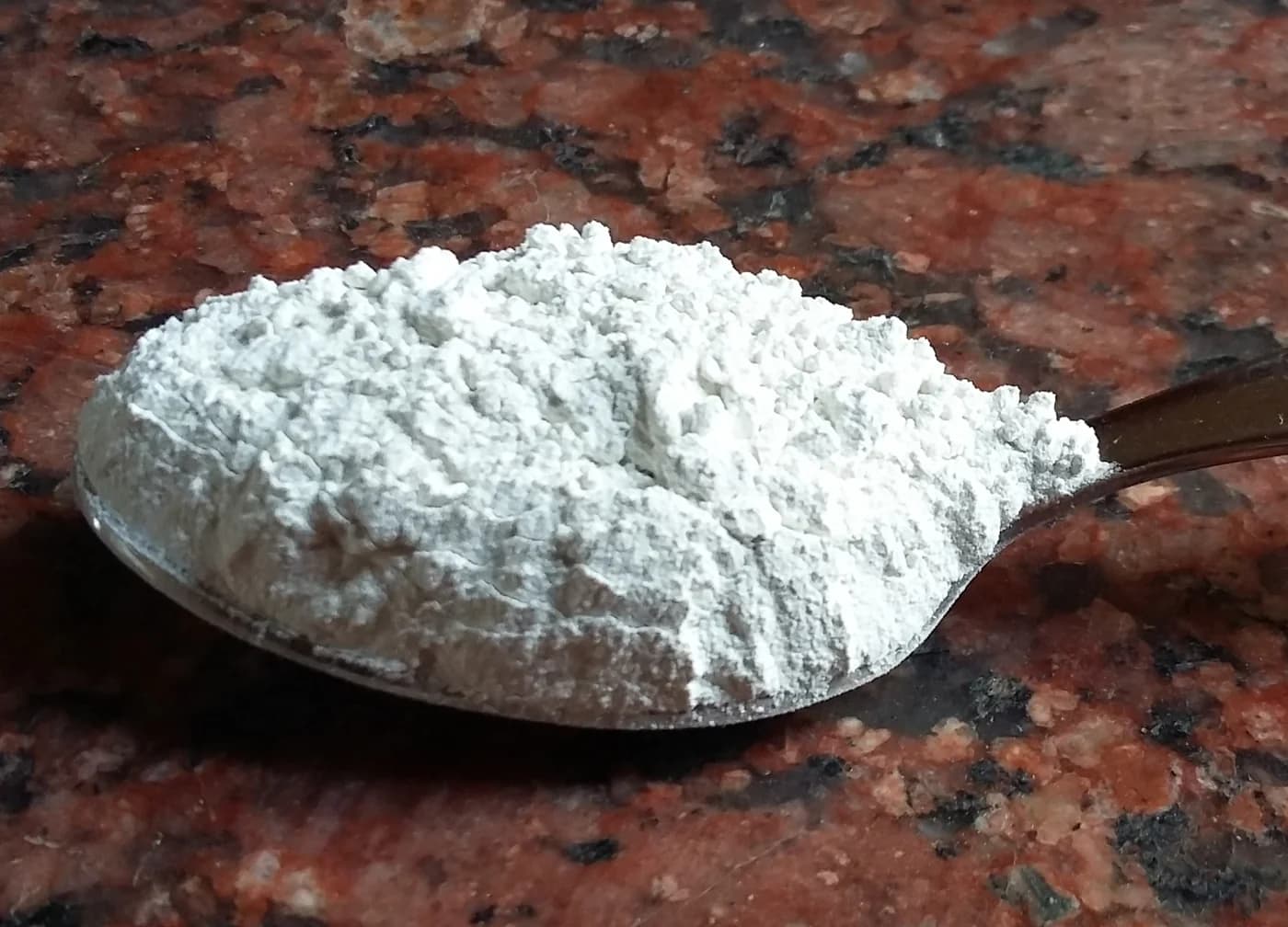 مسحوق هيبوكلوريت الكالسيوم الأبيض عن قرب