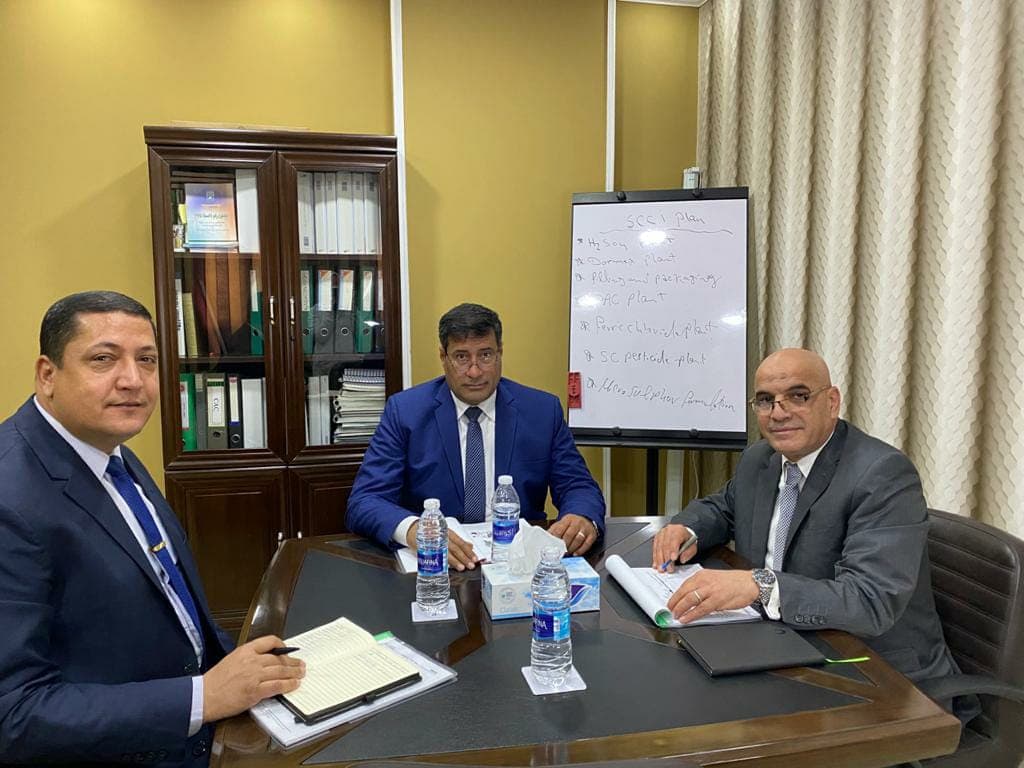 اجتماع عمل لفريق الشركة داخل قاعة الاجتماعات